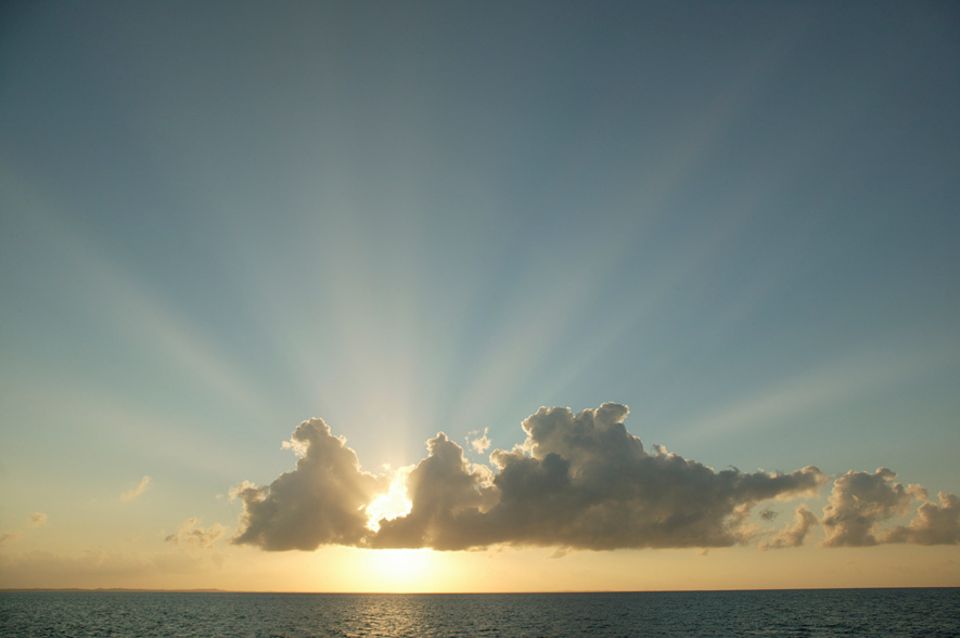 Reisephänomene: Bei Wolkenhimmel ist die UV-Strahlung stärker als bei blauem Himmel Reisephänomene: Bei Wolkenhimmel ist die UV-Strahlung stärker als bei blauem Himmel