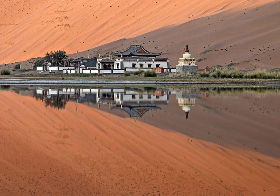 Leserfoto des Monats: Sonnenaufgang im Sandmeer der Badan Jilin. Das gleichnamige Wüstenkloster spiegelt sich in einem der vielen Seen, die in diesem Teil der Wüste Gobi anzutreffen sind. Mit diesem Foto aus der Inneren Mongolei gewinnt Reinhard Gämlich aus Erlangen den GEO.de-Wettbewerb im Mai