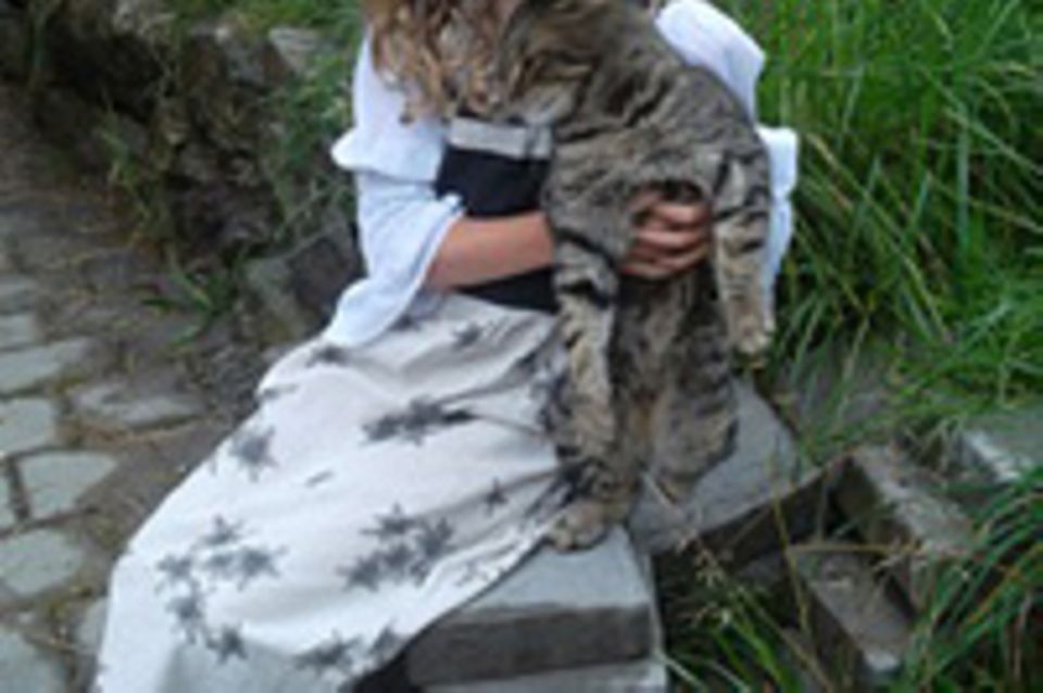 Am Wochenende und in den Ferien hat Celine feste Aufgaben, die sie auf dem Bauernhof übernimmt. Sie füttert zum Beispiel die Hühner und Hasen Am Wochenende und in den Ferien hat Celine feste Aufgaben, die sie auf dem Bauernhof übernimmt. Sie füttert zum Beispiel die Hühner und Hasen