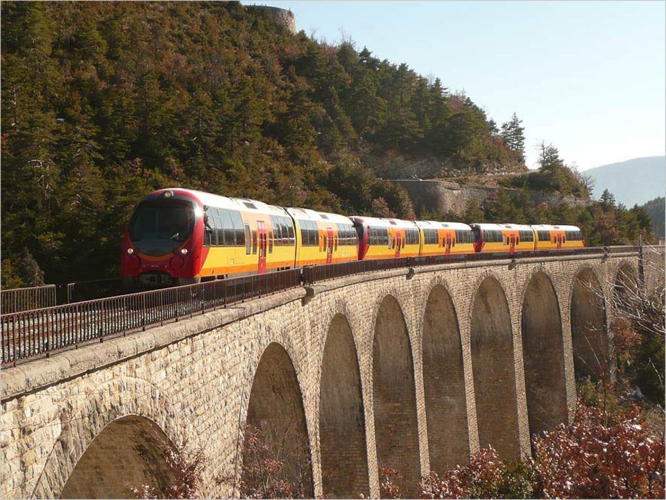 Interrail: An Pinienwäldern, Lavendelfeldern und fünfzig verschlafenen Bahnhöfen fährt der Pinienzapfzug entlang