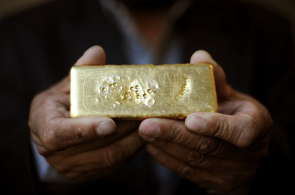 Februar 2011: Ein Minenarbeiter präsentiert in London das weltweit erste fair gehandelte Gold Februar 2011: Ein Minenarbeiter präsentiert in London das weltweit erste fair gehandelte Gold