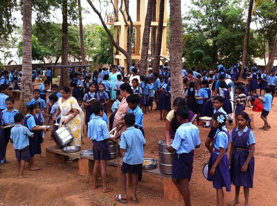 INDIEN: Noch ist in Indien jedes vierte Kind von Unterernährung betroffen. Die Stiftung Akshaya Patra versucht das mit einem gemeinschaftlichen Schulessen zu ändern. INDIEN: Noch ist in Indien jedes vierte Kind von Unterernährung betroffen. Die Stiftung Akshaya Patra versucht das mit einem gemeinschaftlichen Schulessen zu ändern.