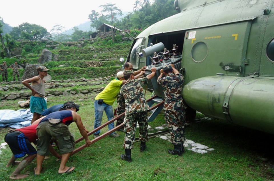 Bildergalerie: Die schweren Maschinen werden aus dem Hubschrauber geladen