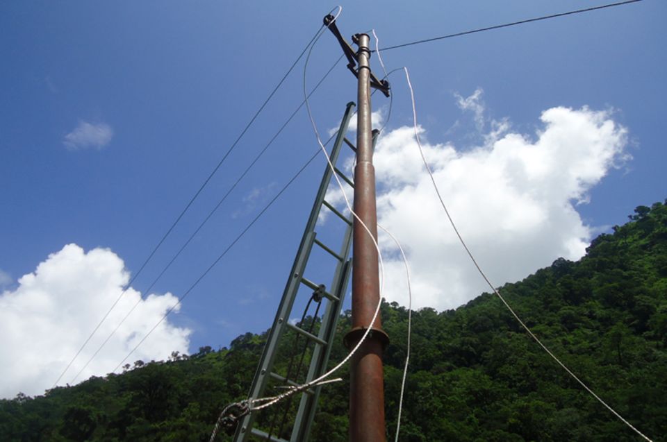 Bildergalerie: Über langlebige Metallpfosten werden die Stromleitungen in die Haushalte der Siedlung geführt