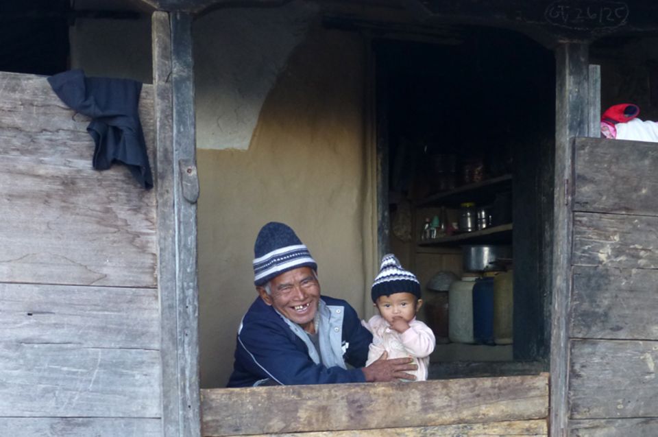 Bildergalerie: Pasagaun ist zu abgelegen für den Handel. Um die Kleinen kümmern sich oft die Großeltern, während die Väter der Kinder in anderen Teilen Nepals oder gar im Ausland Geld verdienen