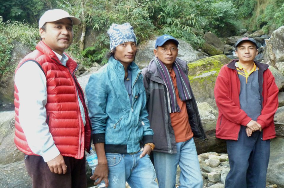 Bildergalerie: Projektleiter Siddhartha Bajracharya, NTNC (re.) und Mitarbeiter des Projekts im Dezember 2012