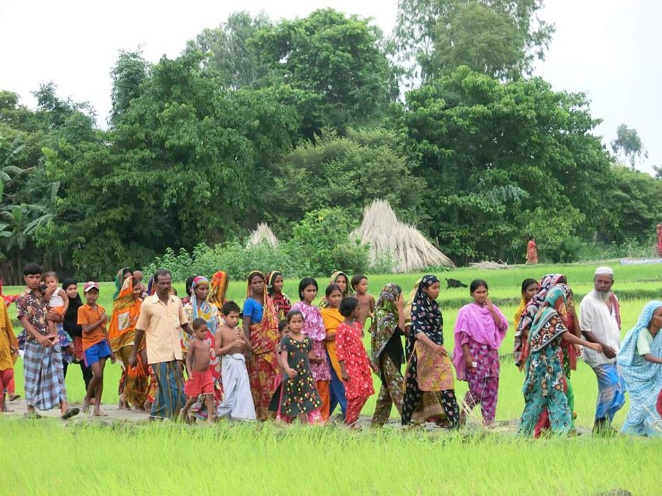 Überschwemmungen bestimmen den Lebensrhythmus der Bengalen. Bewohner der Flussinseln und Uferzonen im Norden Bangladeschs sind auf dem zum Krankenhausschiff Überschwemmungen bestimmen den Lebensrhythmus der Bengalen. Bewohner der Flussinseln und Uferzonen im Norden Bangladeschs sind auf dem zum Krankenhausschiff