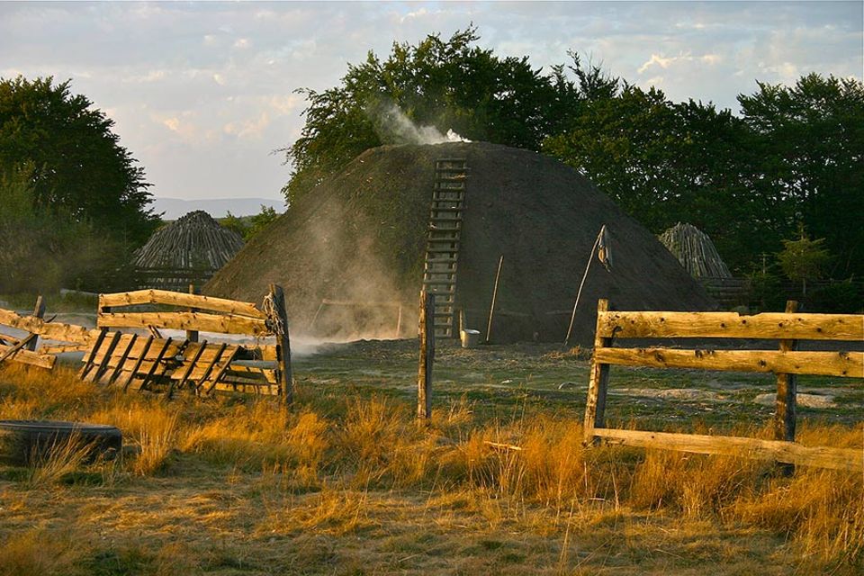 Die fünf Meiler hohen Meiler der rumänischen Köhler brennen mehrere Wochen, bevor das Holz zu Kohle wird. Was so idyllisch aussieht, ist nicht ungefährlich und erfordert große Erfahrung der Köhler
