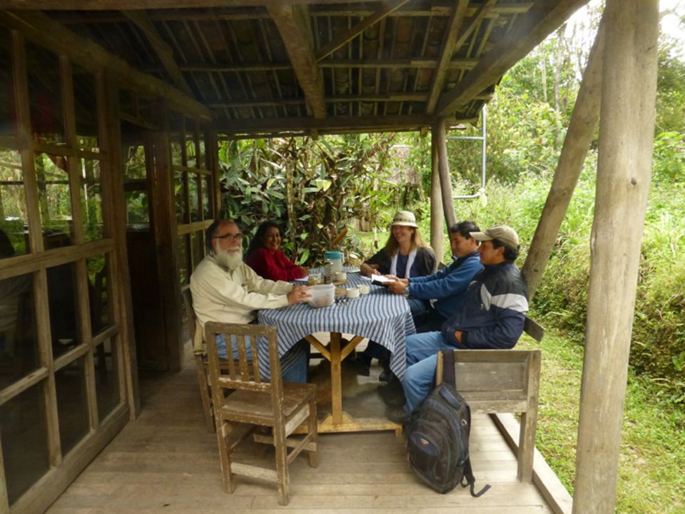 Teambesprechung 2015 im Haus von Carlos Zorrilla, mitten im Wald (von li.: Carlos Zorrilla, Silvia Quilumbango, Eva Danulat, Milton Arcos und Armando Almeida) Teambesprechung 2015 im Haus von Carlos Zorrilla, mitten im Wald (von li.: Carlos Zorrilla, Silvia Quilumbango, Eva Danulat, Milton Arcos und Armando Almeida)