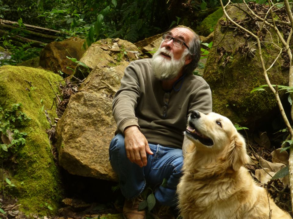 Ein Herz und eine Seele: Carlos Zorrilla und sein Golden Retriever "Monte" beobachten das Geschehen im Wald