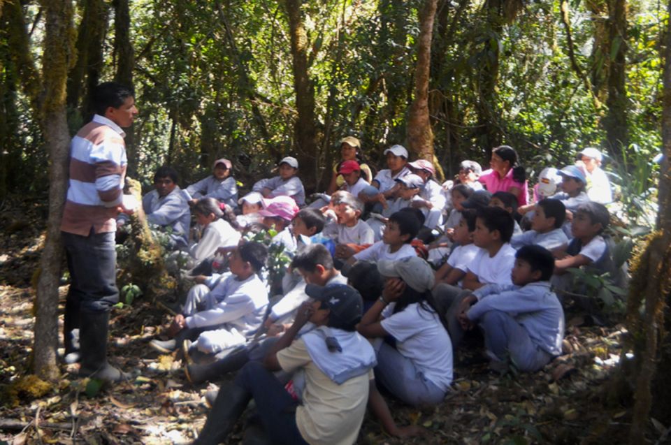 Milton Arcos beim Unterricht mit Schulkindern im Wald
