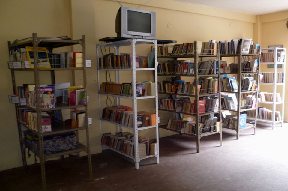Bibliothek im Gemeindezentrum Casa Palabra y Pueblo. Hier können die Bewohner von Apuela und der Region Bücher ausleihen und das Internet benutzen