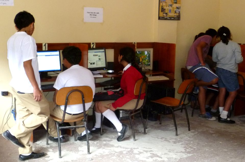 Der Internetzugang im Gemeindezentrum Casa Palabra y Pueblo bietet die Möglichkeit trotz der Abgeschiedenheit der Region, Informationen aus aller Welt zu erhalten und Kontakte zu pflegen