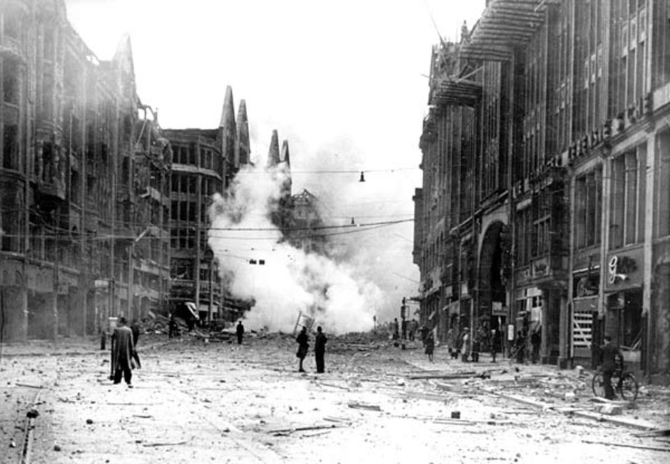 Blick in die Hamburger Mönckebergstraße nach einem Luftangriff im Juni 1944
