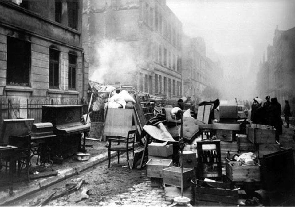 Nach einem Luftangriff am 25. Oktober 1944 versuchen die Bewohner der Marienstraße in Hamburg-Harburg, ihr Hab und Gut aus den zerstörten Häusern auf die Straße zu retten Nach einem Luftangriff am 25. Oktober 1944 versuchen die Bewohner der Marienstraße in Hamburg-Harburg, ihr Hab und Gut aus den zerstörten Häusern auf die Straße zu retten