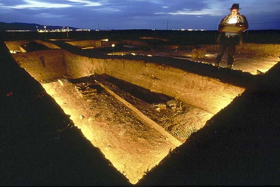 1220 wurde Karakorum gegründet. Ein Archäologe kartiert den bisherigen Befund. Offen gelegt sind die Hauptstraße sowie - im Vordergrund - eine Hausstelle mit Ofen 1220 wurde Karakorum gegründet. Ein Archäologe kartiert den bisherigen Befund. Offen gelegt sind die Hauptstraße sowie - im Vordergrund - eine Hausstelle mit Ofen