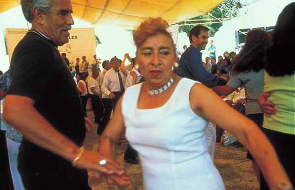 Savoir vivre in der Megastadt: Jeden Sonntag treffen sich ältere Paare zum Tanzen im Parque México, der grünen Lunge von Condesa Savoir vivre in der Megastadt: Jeden Sonntag treffen sich ältere Paare zum Tanzen im Parque México, der grünen Lunge von Condesa