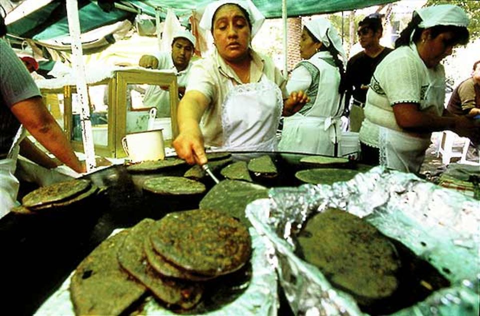Französisches Frühstück in der Crêperie de la Paix? Oder doch lieber Tortillas vom hier abgebildeten Straßenmarkt, der jeden Freitag stattfindet? Französisches Frühstück in der Crêperie de la Paix? Oder doch lieber Tortillas vom hier abgebildeten Straßenmarkt, der jeden Freitag stattfindet?