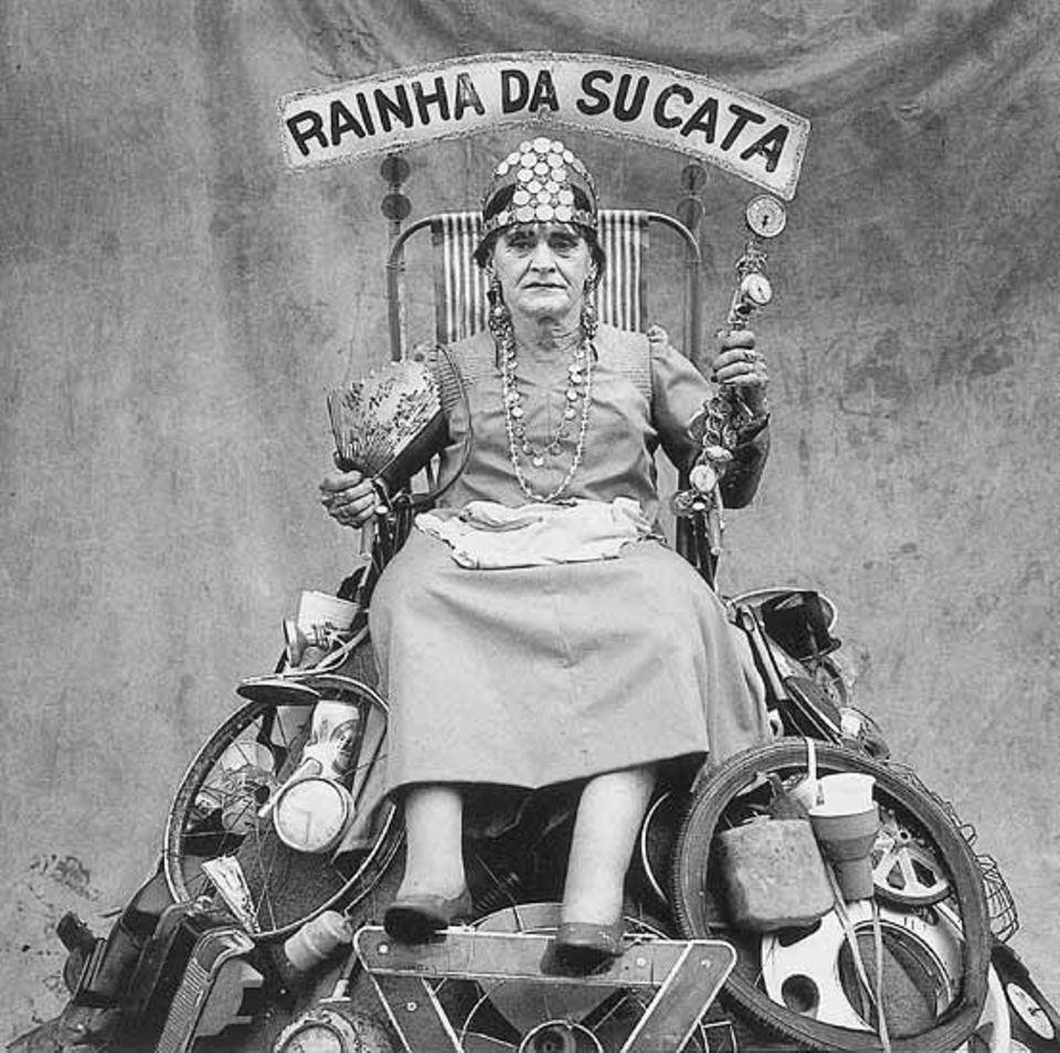 Ilson Lorca, der Maestro der fantasia, des Mummenschanzes, als "Königin des Schrotts"