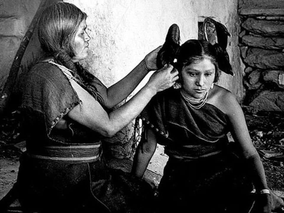 An der Haartracht zeigt sich, dass das Hopi-Mädchen noch unverheiratet ist (ca. 1900)