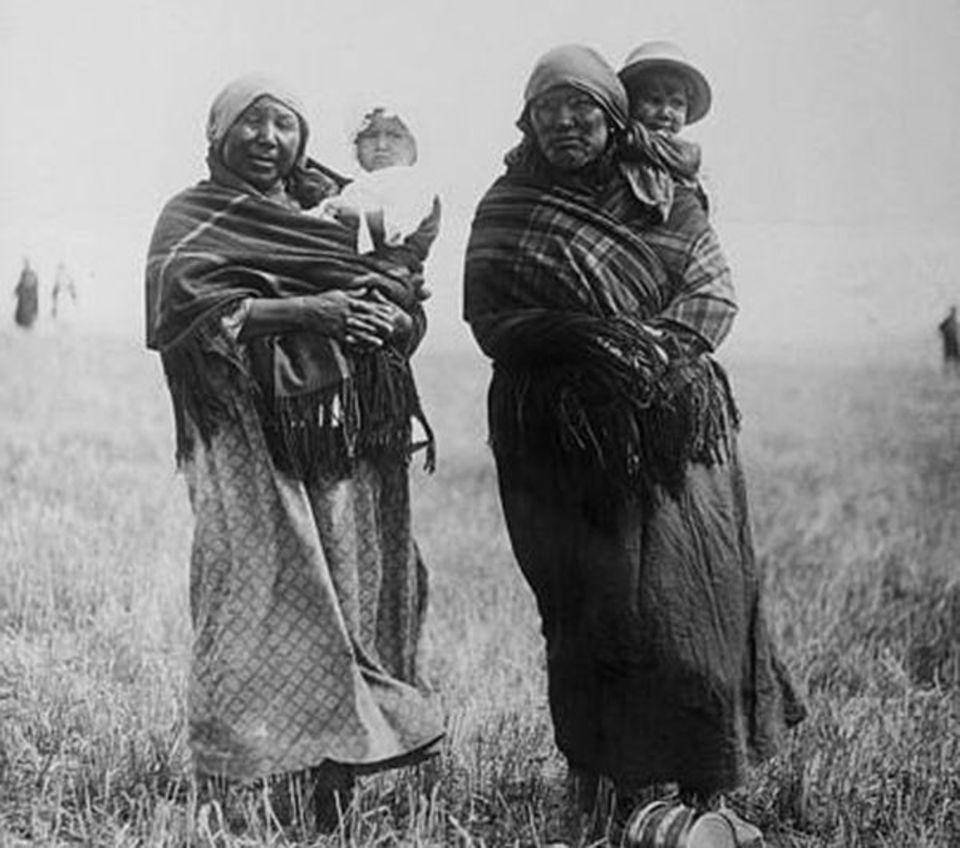 Sioux-Frauen mit gebuckeltem Nachwuchs (1925)