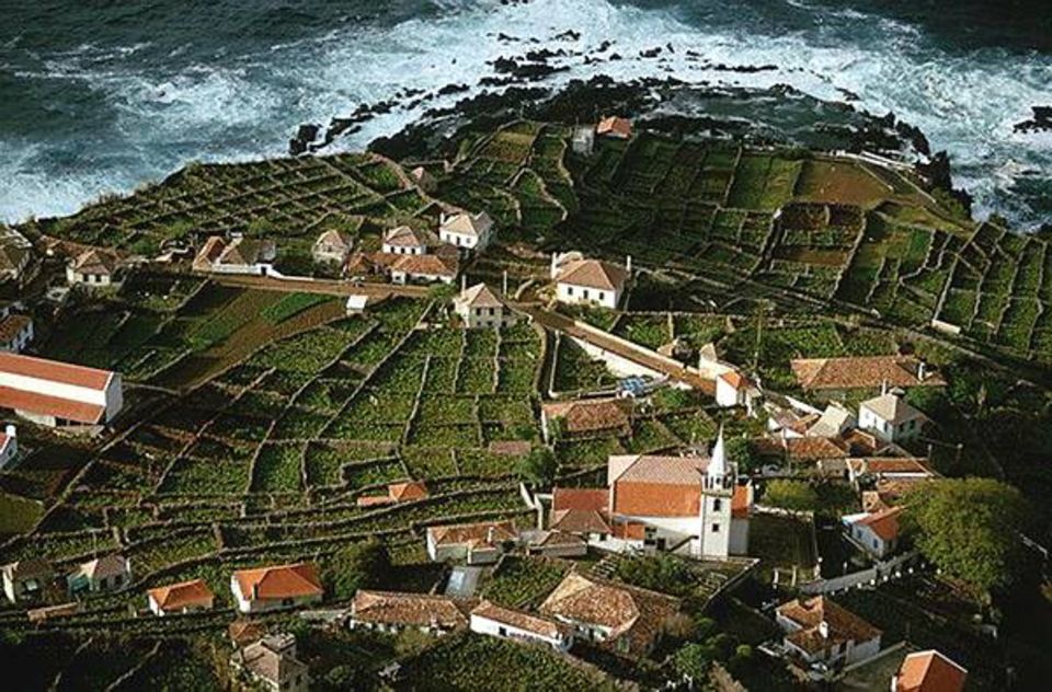 Terrassenförmige Weinberge durchdringen das Dorf Porto Moniz auf Madeira Terrassenförmige Weinberge durchdringen das Dorf Porto Moniz auf Madeira