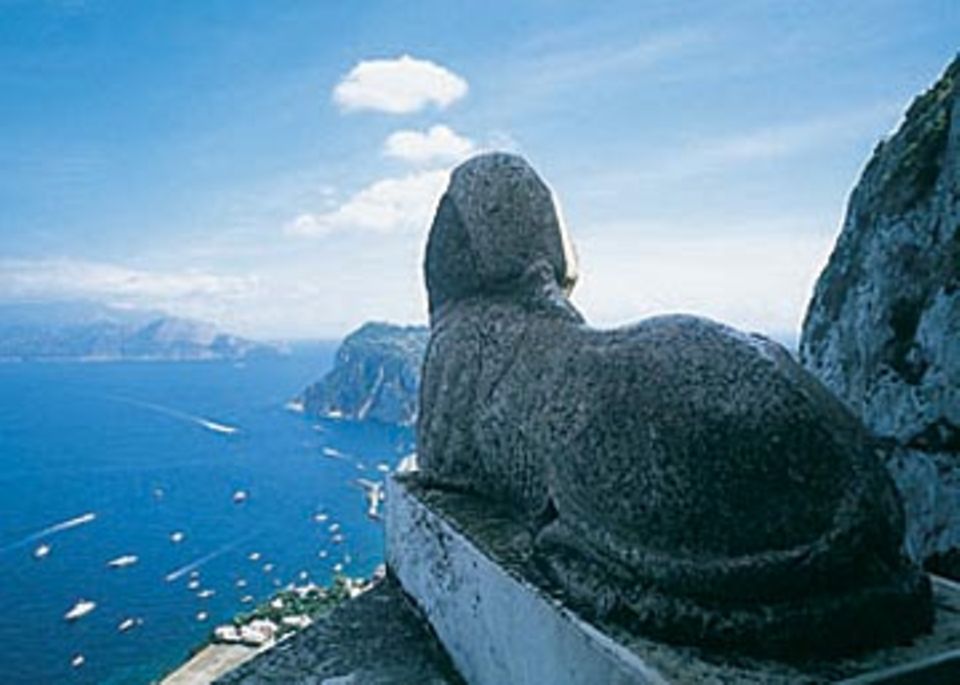 Hat den Überblick: Sphinx der Villa San Michele überm Hafen von Capri Hat den Überblick: Sphinx der Villa San Michele überm Hafen von Capri