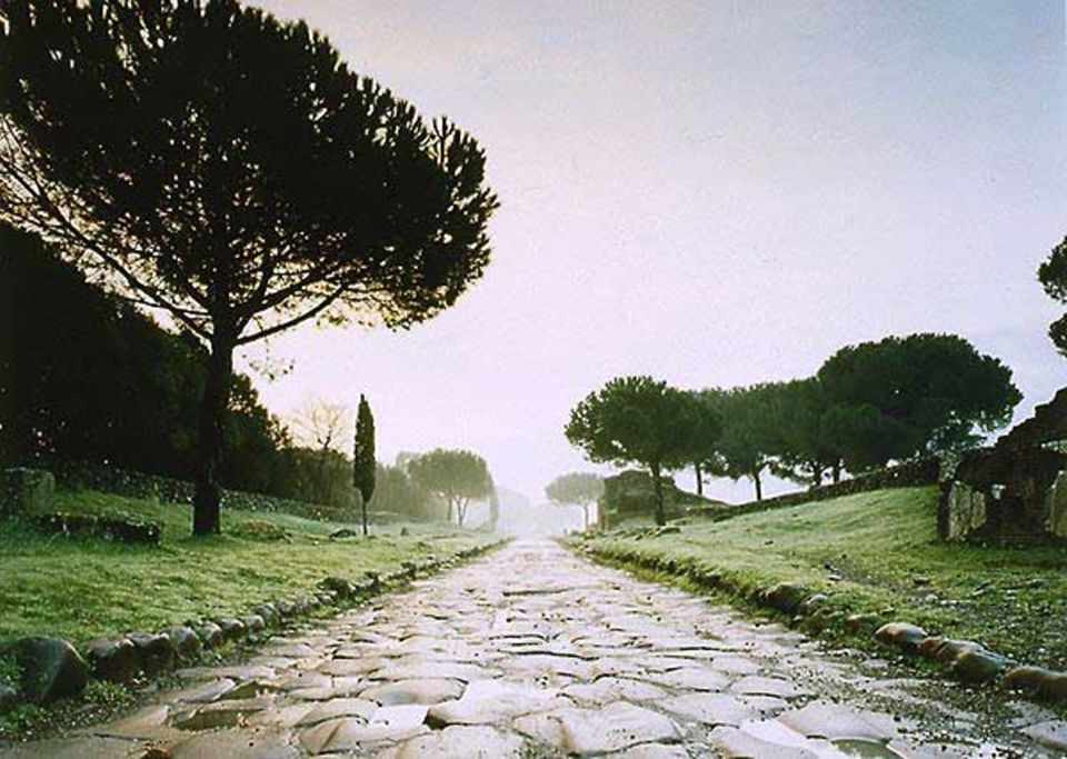 Die gepflasterten Fernverbindungen, wie die Via Appia, waren Wunder der Logistik und Ingenieurskunst. Und über manche der alten Strassen und Brücken rollt der Verkehr bis heute.