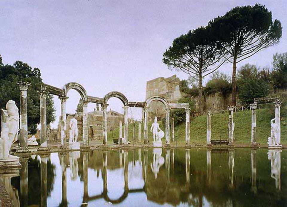Die Paläste der römischen Kaiser waren Vorbild für viele Residenzen Europas. Das wohl grösste und prächtigste dieser Gesamtkunstwerke errichtete Hadrian um 130 n. Chr. in Tivoli bei Rom.
