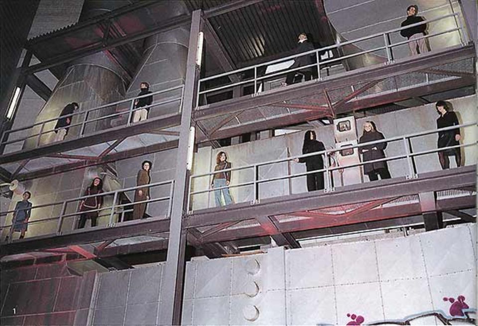 Stillgelegte Müllverbrennungsöfen dienen als Modelbühne: "Bogen 13"