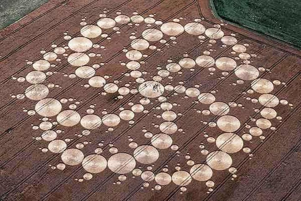 Die bisher größte Kreisformation fand sich im August 2001 auf 50000 Quadratmetern in einem Weizenfeld in Wiltshire, England