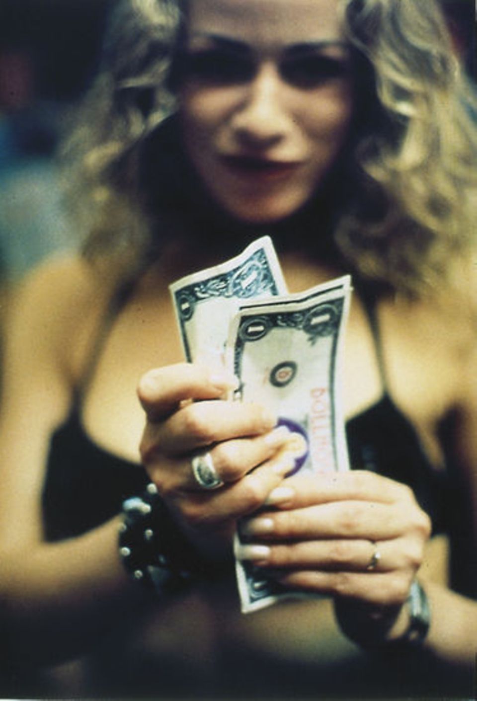 Schein-Liebe: Eine Tänzerin im Dollhouse zählt Dollar-Coupons Schein-Liebe: Eine Tänzerin im Dollhouse zählt Dollar-Coupons