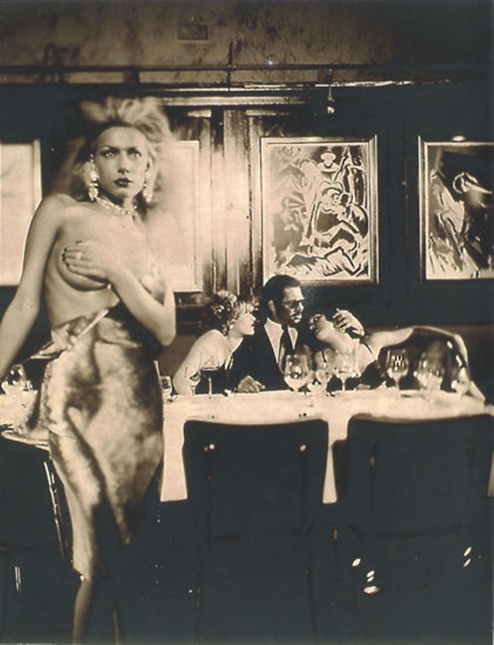 Umgeben von schönen (Model-)Frauen hält der letzte von St. Paulis alten Garden Hof im Restaurant Erich Umgeben von schönen (Model-)Frauen hält der letzte von St. Paulis alten Garden Hof im Restaurant Erich