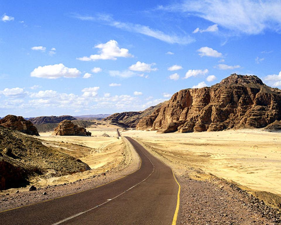 Eine Wüstenpiste schlängelt sich durch das Sinai-Gebirge