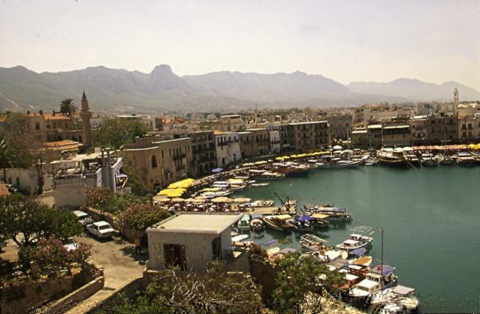 Politisch begründete Beschaulichkeit: Kyrenia. Im türkischen Teil der Insel, selten von Touristen besucht Politisch begründete Beschaulichkeit: Kyrenia. Im türkischen Teil der Insel, selten von Touristen besucht