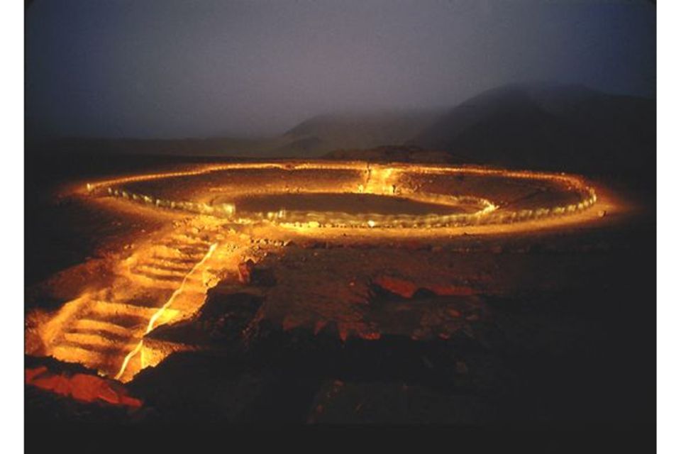 Peru: Fackeln beleuchten das Ruinen-Rund des Amphitheaters von Caral
