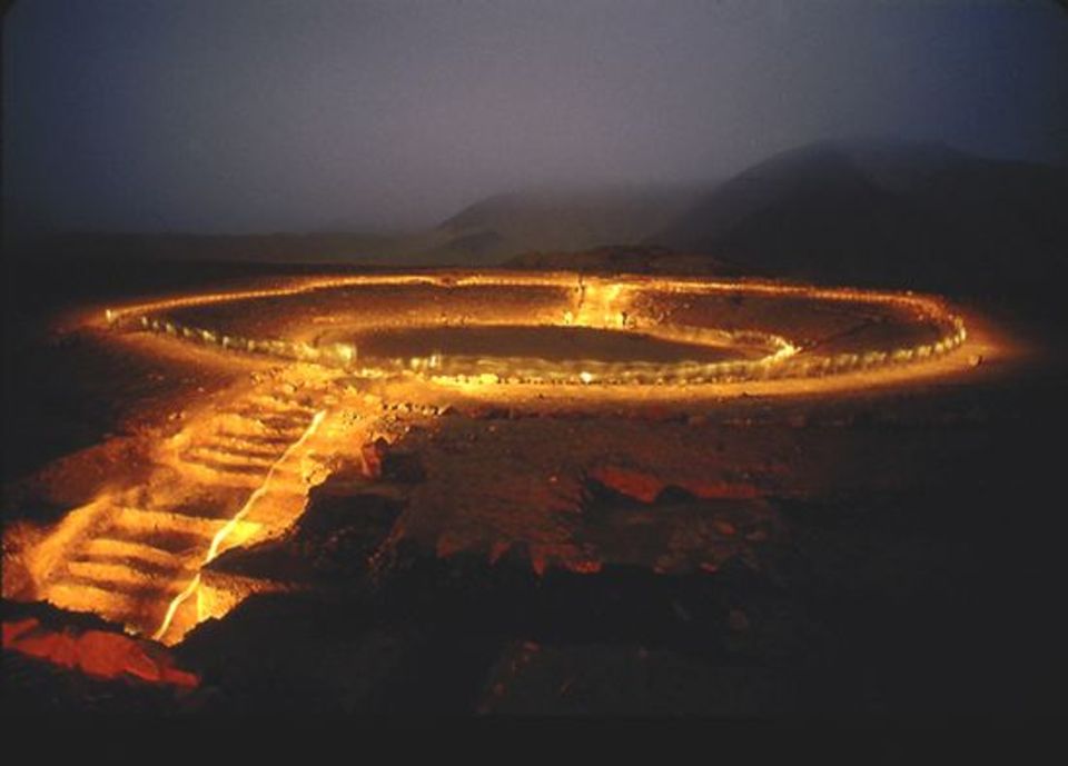 Peru: Fackeln beleuchten das Ruinen-Rund des Amphitheaters von Caral