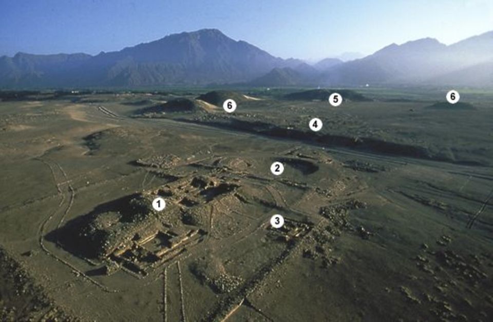Peru: Luftaufnahme mit Tempelanlage (1), Amphitheater (2), Altar des heiligen Feuers (3), Oberstadt-Resten (4), Großer Tempel (5) und bislang nicht identifizierten Bauten (6)