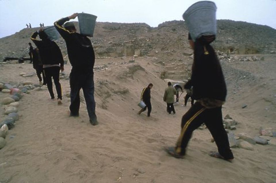 Peru: Abkommandierte Soldaten helfen den Archäologen bei den Erdarbeiten