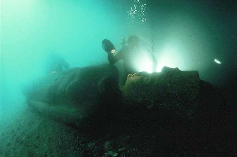 Taucher untersuchen das fünfeinhalb Meter große Abbild eines bisher unbekannten Pharao