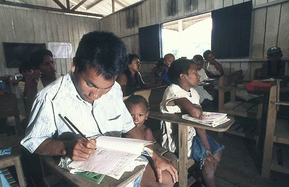 In der Dorfschule lernen auch Erwachsene – auf Portugiesisch und in der eigenen Indianersprache
