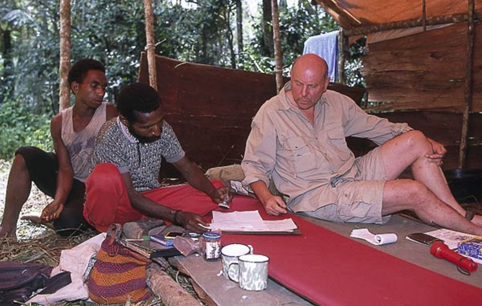 Der Bürgermeister des Papua-Bergdorfes Mbenti und Thomas Schultze-Westrum bei der Vertragsunterzeichnung