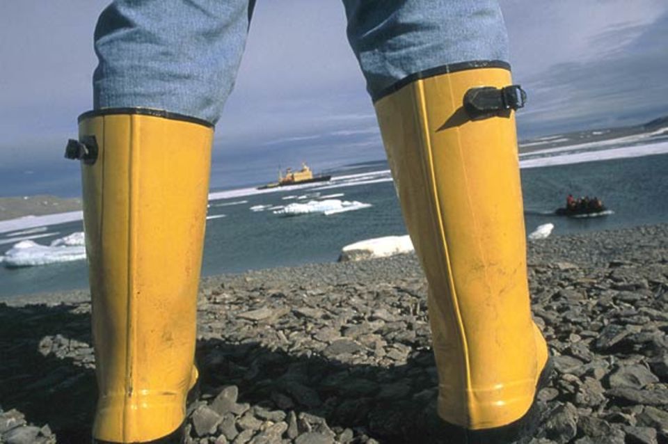 Gummistiefel sind ein Muss; bei Landausflügen gilt es, auch durch knöchelhohes Eiswasser und über sumpfigen Permafrostboden zu stapfen Gummistiefel sind ein Muss; bei Landausflügen gilt es, auch durch knöchelhohes Eiswasser und über sumpfigen Permafrostboden zu stapfen
