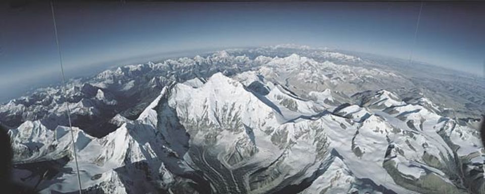 Der Everest. Nur von seinem Gipfel oder aus der Kanzel eines Ballons erschließen sich die gewaltigen Dimensionen des Gebirgsmassivs Der Everest. Nur von seinem Gipfel oder aus der Kanzel eines Ballons erschließen sich die gewaltigen Dimensionen des Gebirgsmassivs