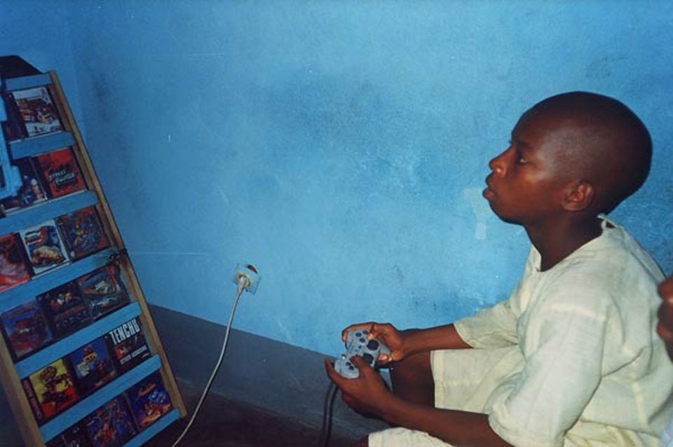 "Mein Freund Ali spielt im Videospieleraum. Irgendwann einmal möchte ich auch ein Konsolenspiel haben." "Mein Freund Ali spielt im Videospieleraum. Irgendwann einmal möchte ich auch ein Konsolenspiel haben."
