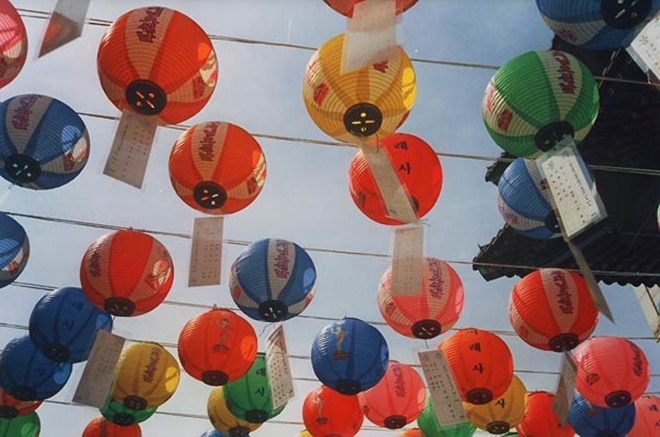"Gebetslaternen an Buddhas Geburtstag." "Gebetslaternen an Buddhas Geburtstag."