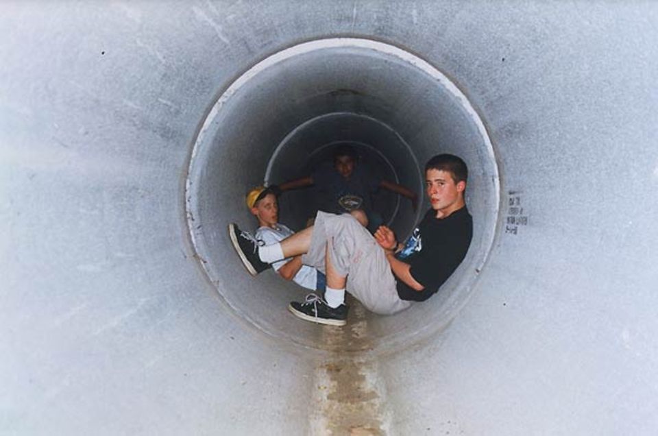 "Drei meiner Freunde hängen nach der Schule in einem U-Bahn-Tunnel der Main Street ab." "Drei meiner Freunde hängen nach der Schule in einem U-Bahn-Tunnel der Main Street ab."