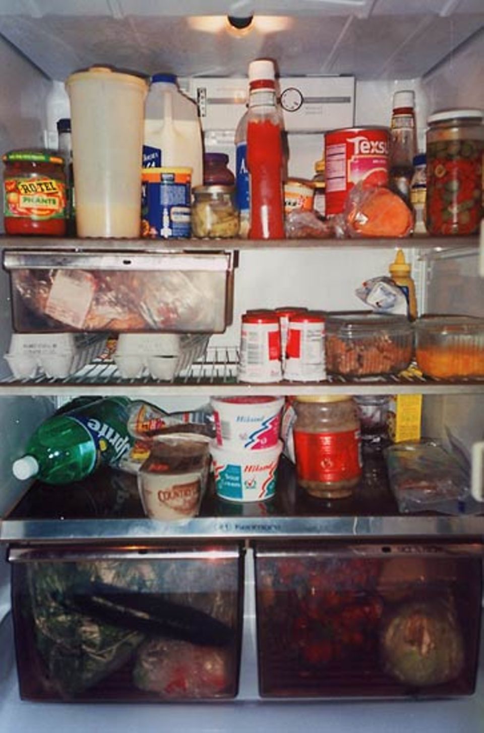 "Das Innenleben meines Kühlschranks. Ich war hungrig. Essen ist ein großer Teil meines Lebens." "Das Innenleben meines Kühlschranks. Ich war hungrig. Essen ist ein großer Teil meines Lebens."
