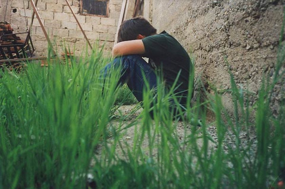 "Ein weinender, in Gedanken versunkener Junge: Viele Kinder und Jugendliche im Kosovo sind enttäuscht. Sie hatten sich nach dem Krieg ein besseres Leben erhofft." "Ein weinender, in Gedanken versunkener Junge: Viele Kinder und Jugendliche im Kosovo sind enttäuscht. Sie hatten sich nach dem Krieg ein besseres Leben erhofft."