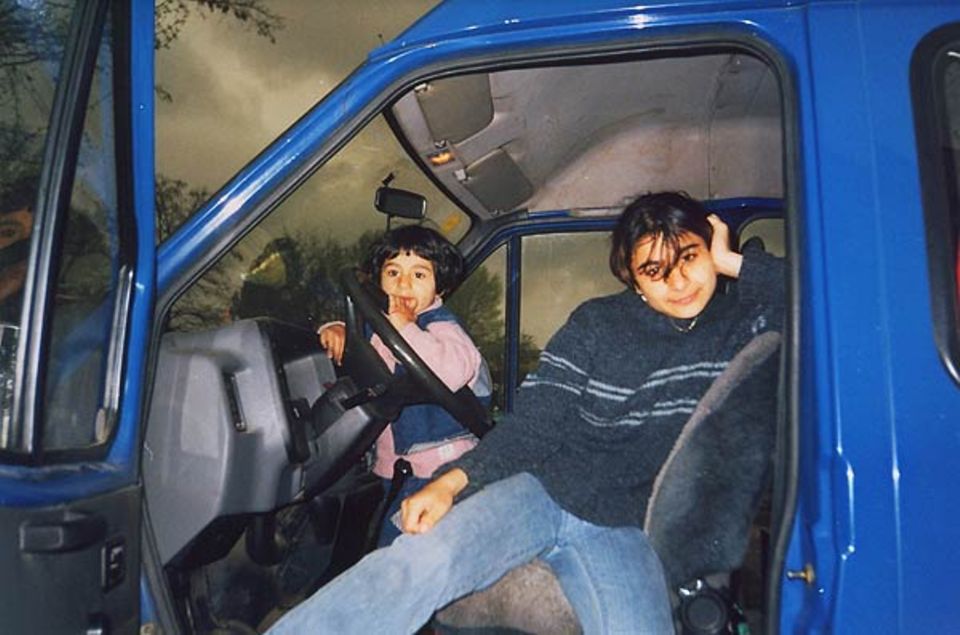 "Meine beiden Schwestern Jasmina und Andjela in Papas Auto." "Meine beiden Schwestern Jasmina und Andjela in Papas Auto."